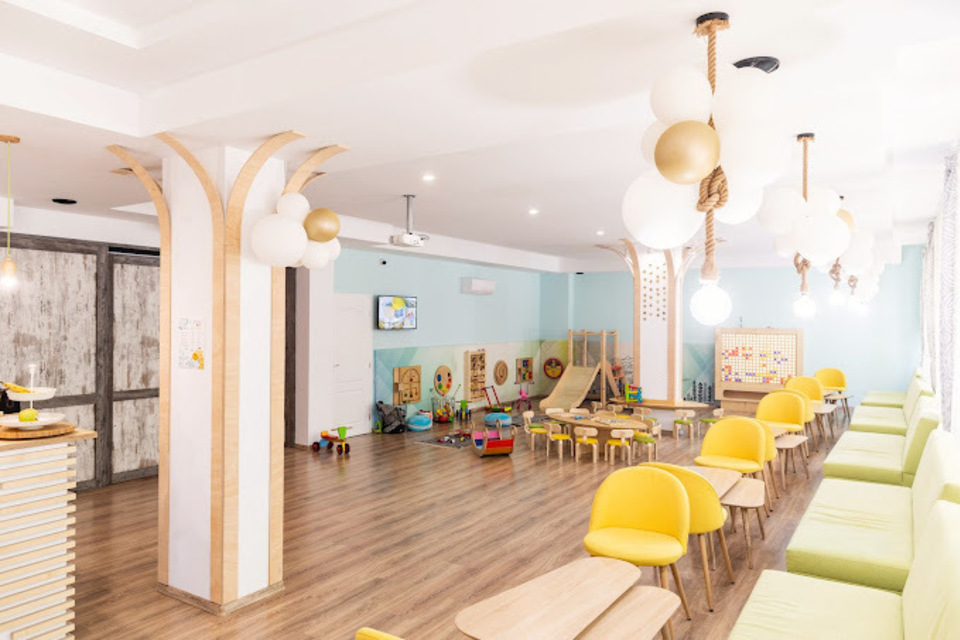 Stuart Little Kids Zone Café – Семейно кафене · Хладилника